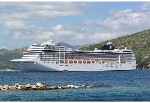 El elegante MSC Musica fondeando cerca de Dubrovnik